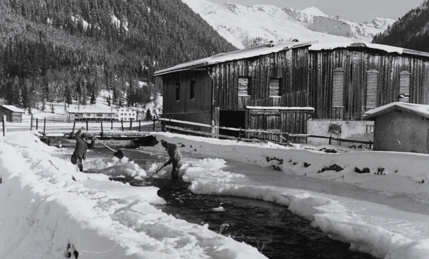 Arbeiter befreien Wasserläufe vom Schnee im Winter