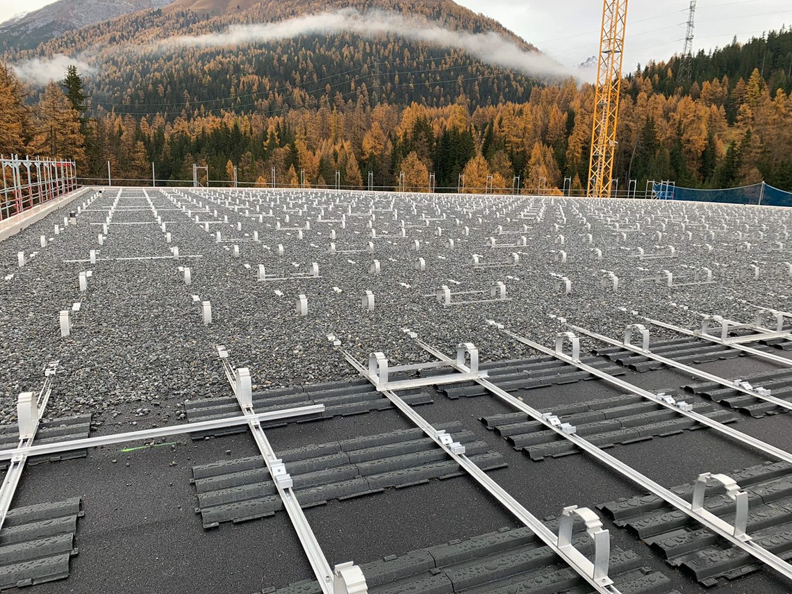 Auf dem Dach der ARA Oberengadin ensteht eine Solaranlage.