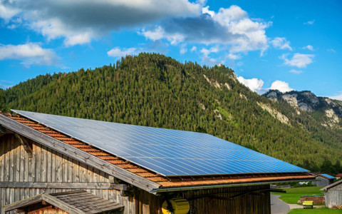 Energieautark: Solaranlage auf einem Stall