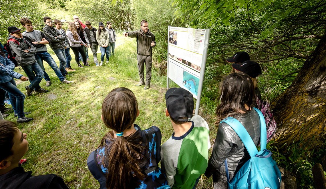 Schulklasse auf dem Acquasela-Lehrpfad in Graubünden