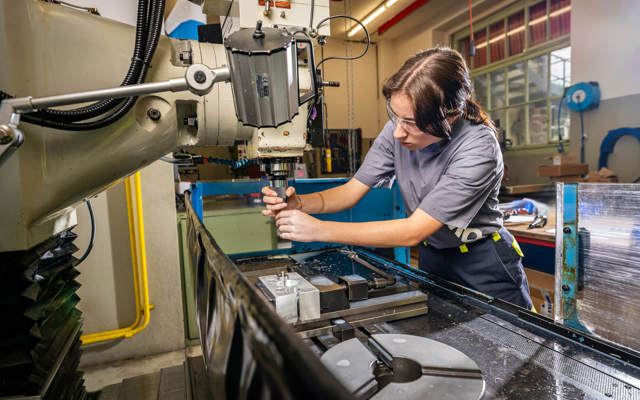 Lernende Polymechanikerin bei der Arbeit mit modernsten Maschinen