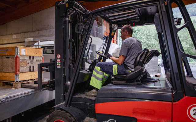 Logista con carrello elevatore