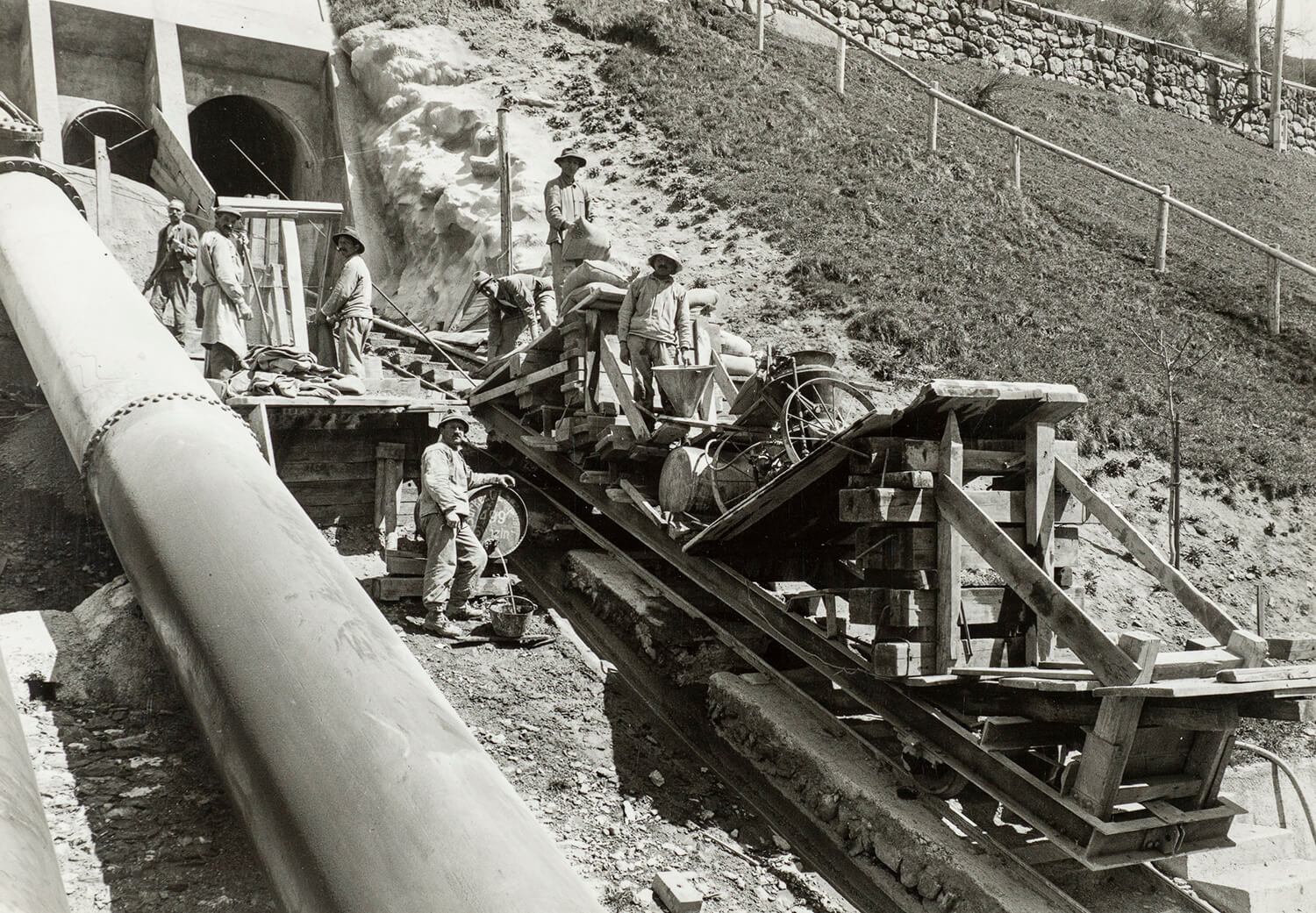 Bau der Druckleitungen, um das Wasser vom Damm zur Turbine zu transportieren