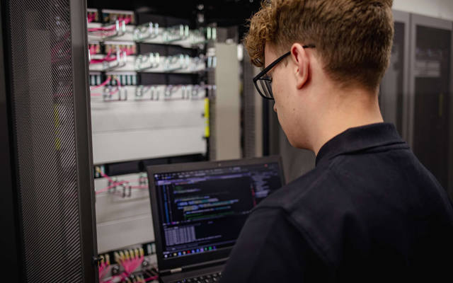 Lernender Betriebsinformatiker überprüft Hardware
