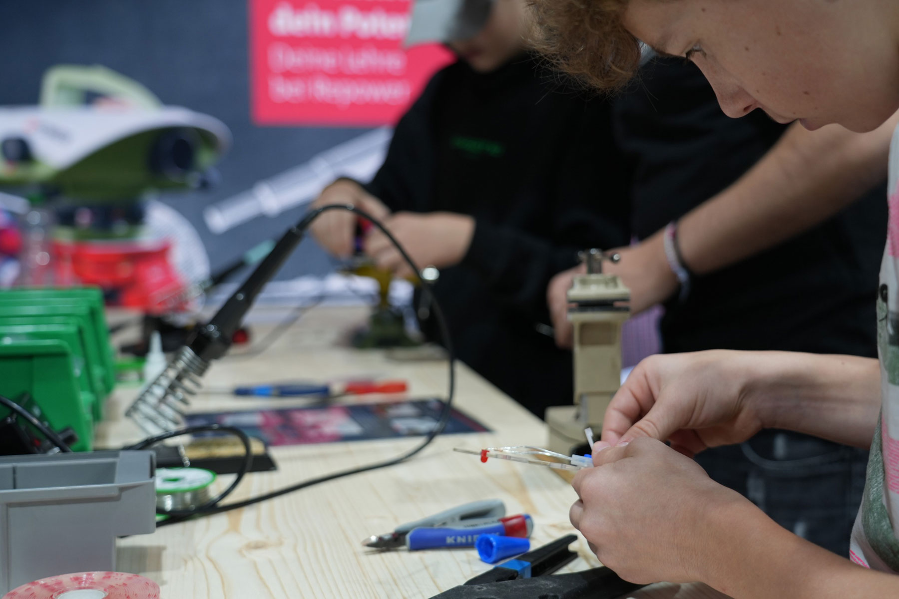 Lötarbeiten am Stand von Repower an der Fiutscher 2023